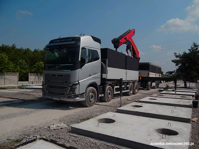 Załadunek szamba betonowego na HDS - montaż i dostawa zbiorników w Koniecpol